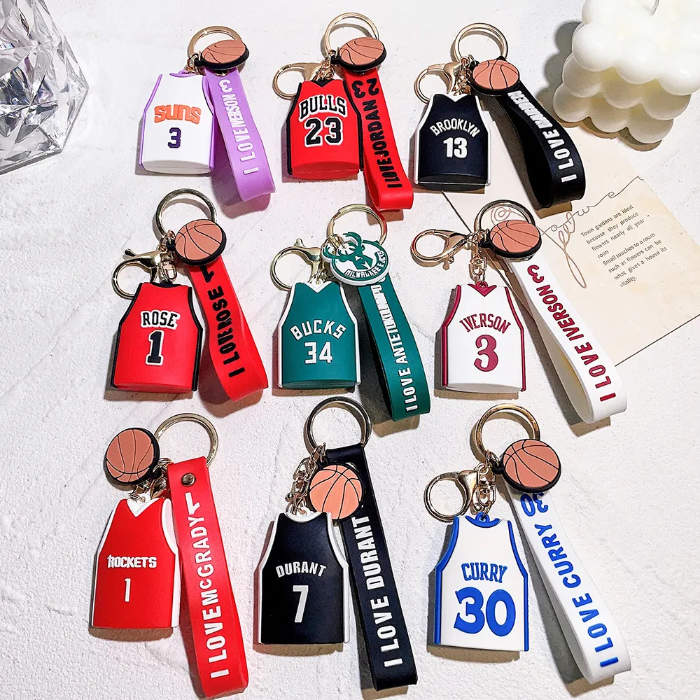 Keychain Men's Designer och kvinnor Trend Personlighet Kobe Jersey Keychain Luxury Figur James ryggsäck hänge dekoration