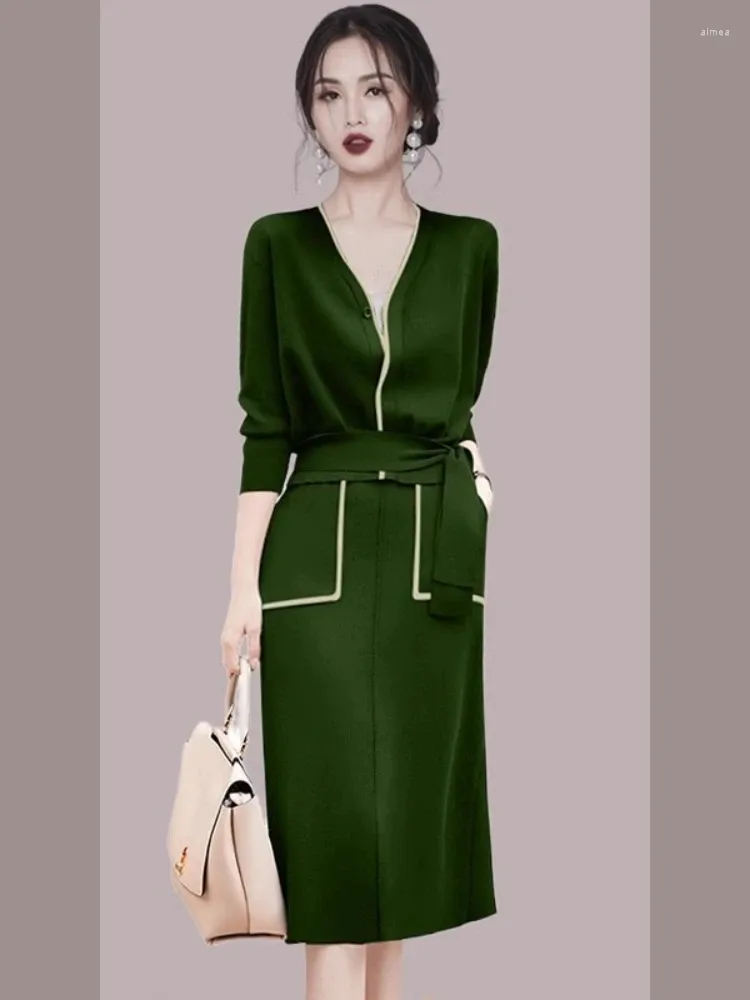 ワークドレス2ピースセットスカートとトップ2024春秋のグリーンカーディガンセット気質高品質の女性服を一致させる