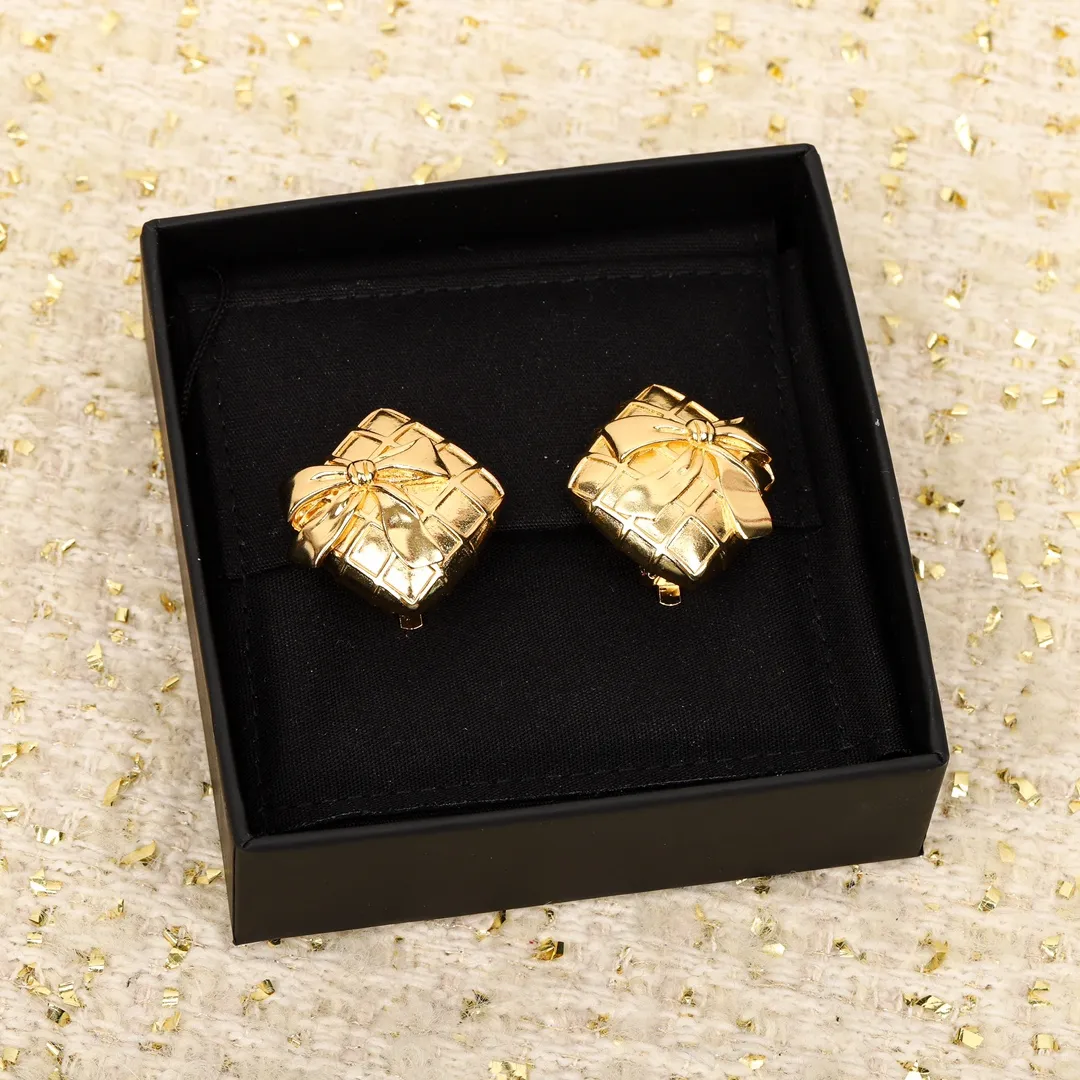 Chan Earrings Bow Ear Cuff Replica 럭셔리 고급 보석 디자이너 브랜드 로고 상자 구리 K 골드 도금 귀걸이 여성 어머니의 날 선물을위한 디자이너