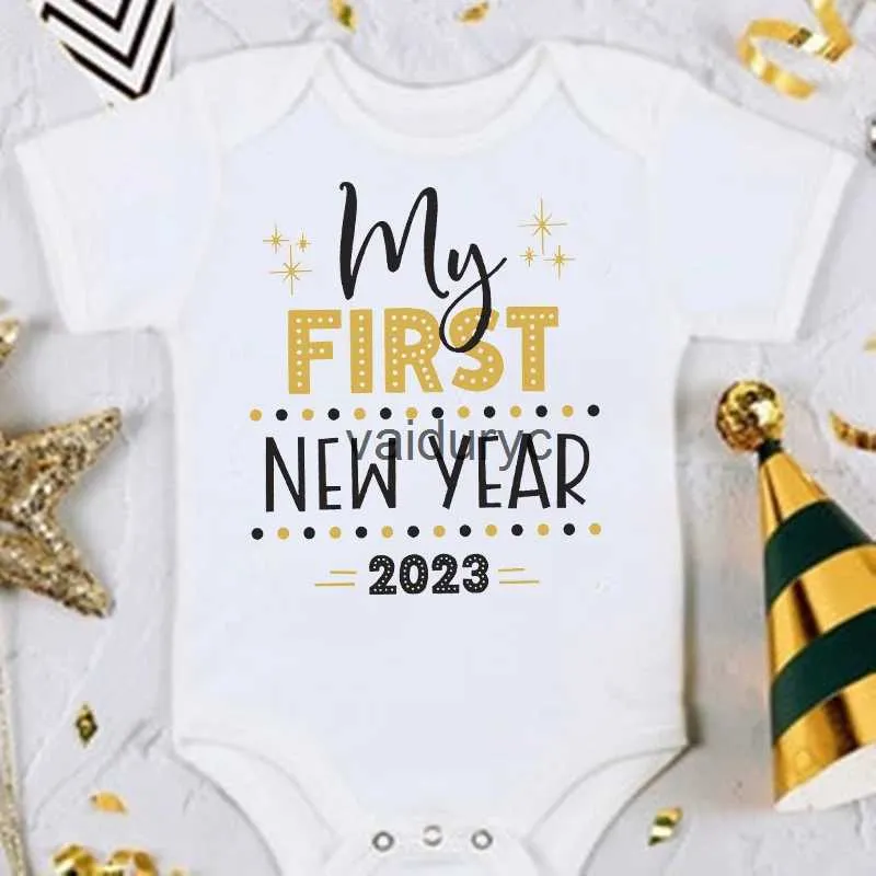 Rompers My First New Year 2023 Newborn Bodysuit New Year Party Baby Outfit Winter Holiday Boy Girl Clothes Short Sleeve Toddler Jumpsuit H240508