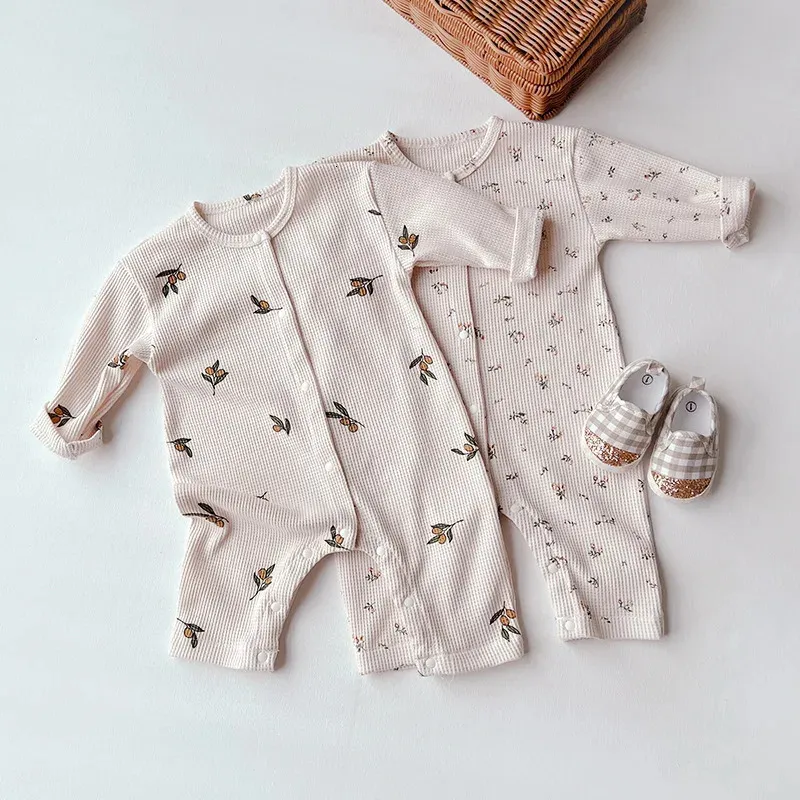 Spädbarnsfjäderdräkt flicka baby våffla cardigan blommig tryck långärmad jumpsuit småbarn pojke bomull citron mode onesie 240116