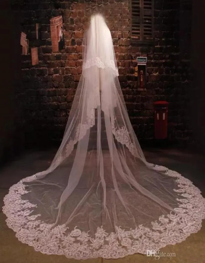 I Stock Bridal Veils Cathedral Length Wedding Veils Främjande med Combs Två lager slöjor Vackra spetsapplikationer Top Accessorie3259412