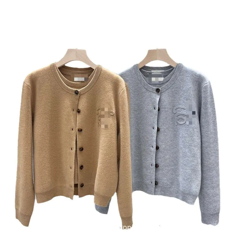 Luxury Knitwear Factory Direct Sales ed Samma stil 23 år Vinter sammet Vest Sticked Cardigan Tvådelar Set Casual Mångsidig Maillard