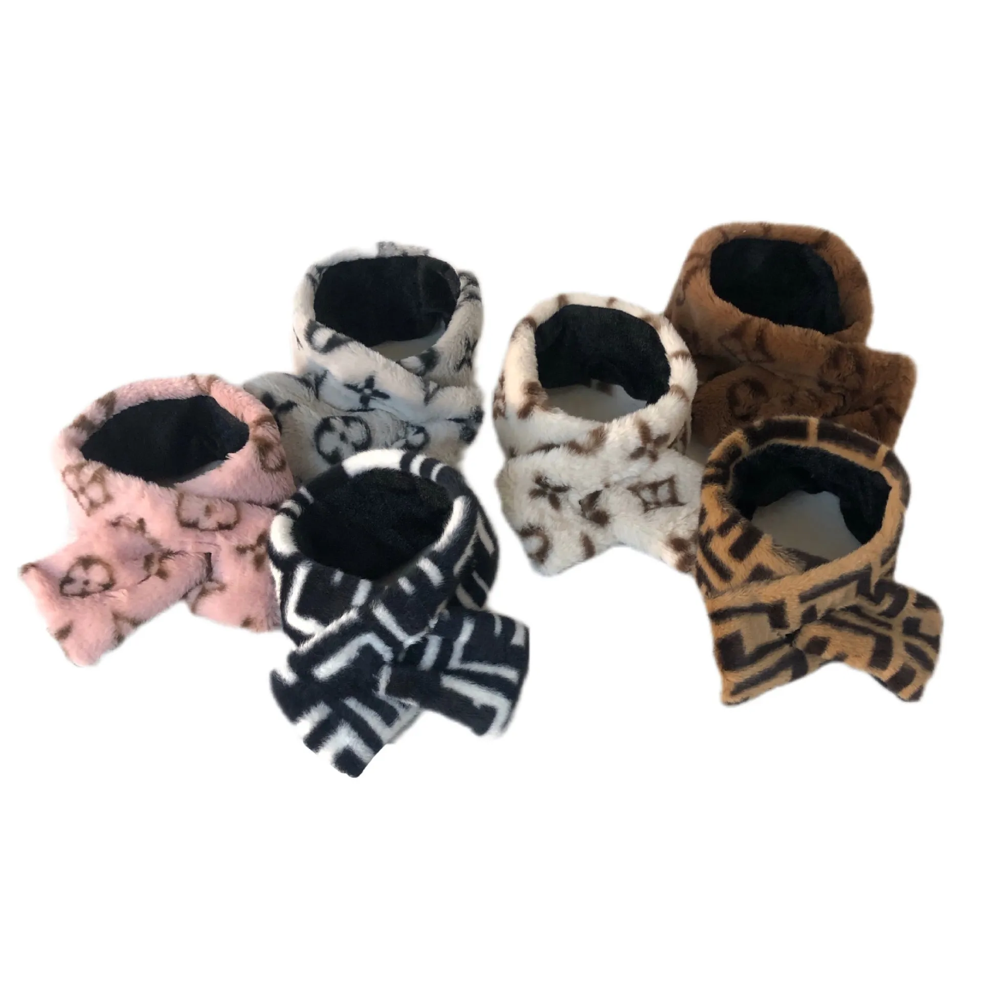 Vestiti caldi del costume del cucciolo dei calzini della sciarpa del cappello del cane dell'animale domestico lavorato a maglia della banda di modo di inverno per il cane