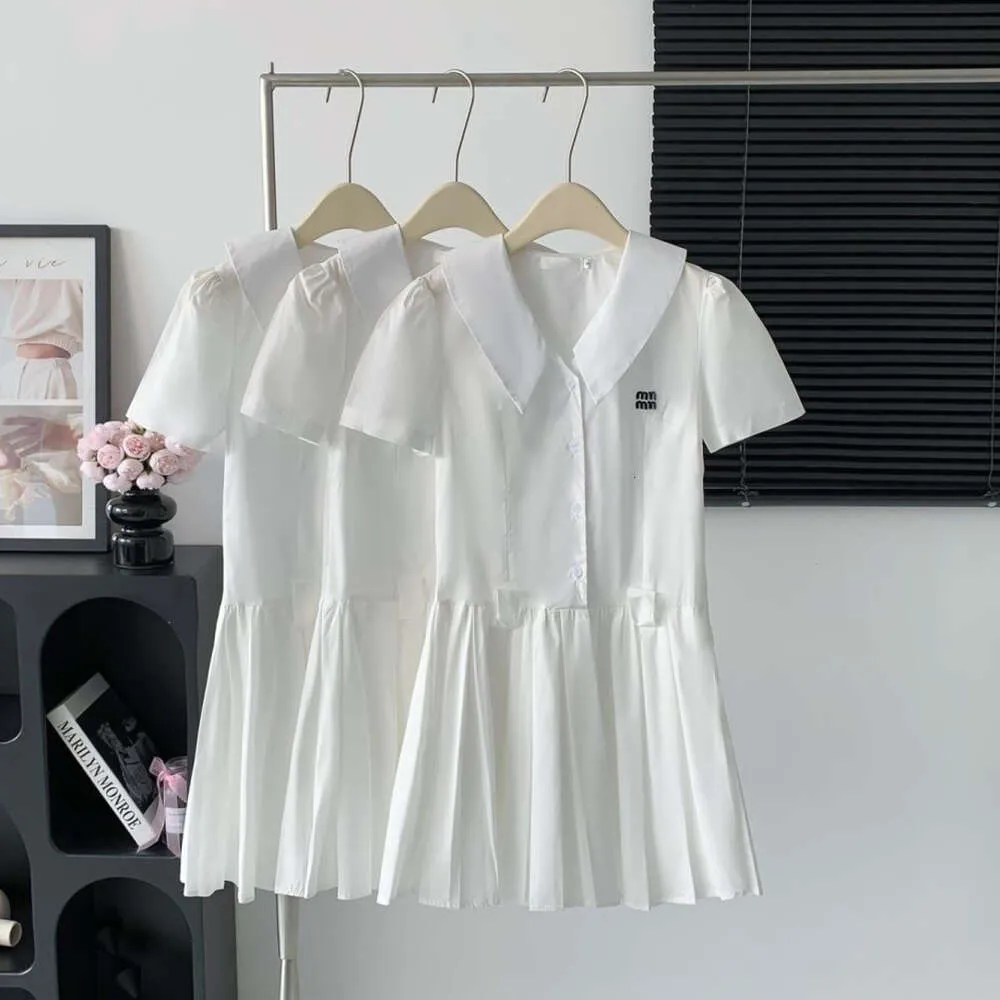 Vestidos de mujer Faldas de diseñador Cintura de moda Vestidos plisados ​​de manga corta Letra bordada Gráfico Camisas con cuello en V Vestido