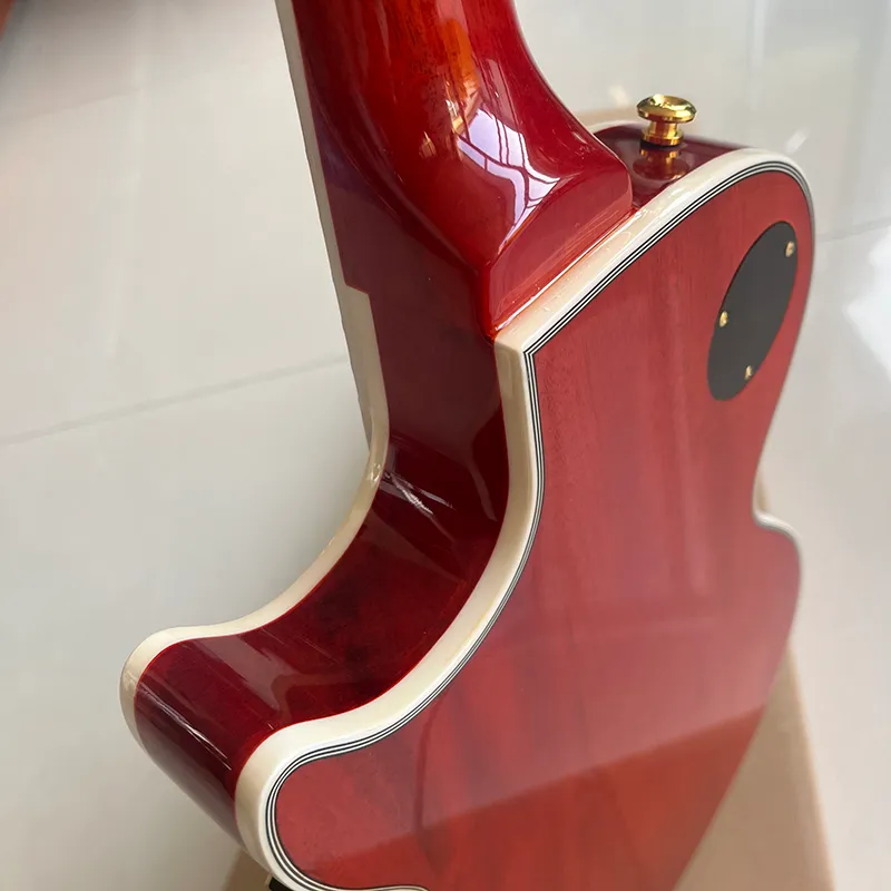 Guitare électrique rouge transparente classique, avec du matériel doré de haute qualité, confortable au toucher, son émouvant et livraison rapide.