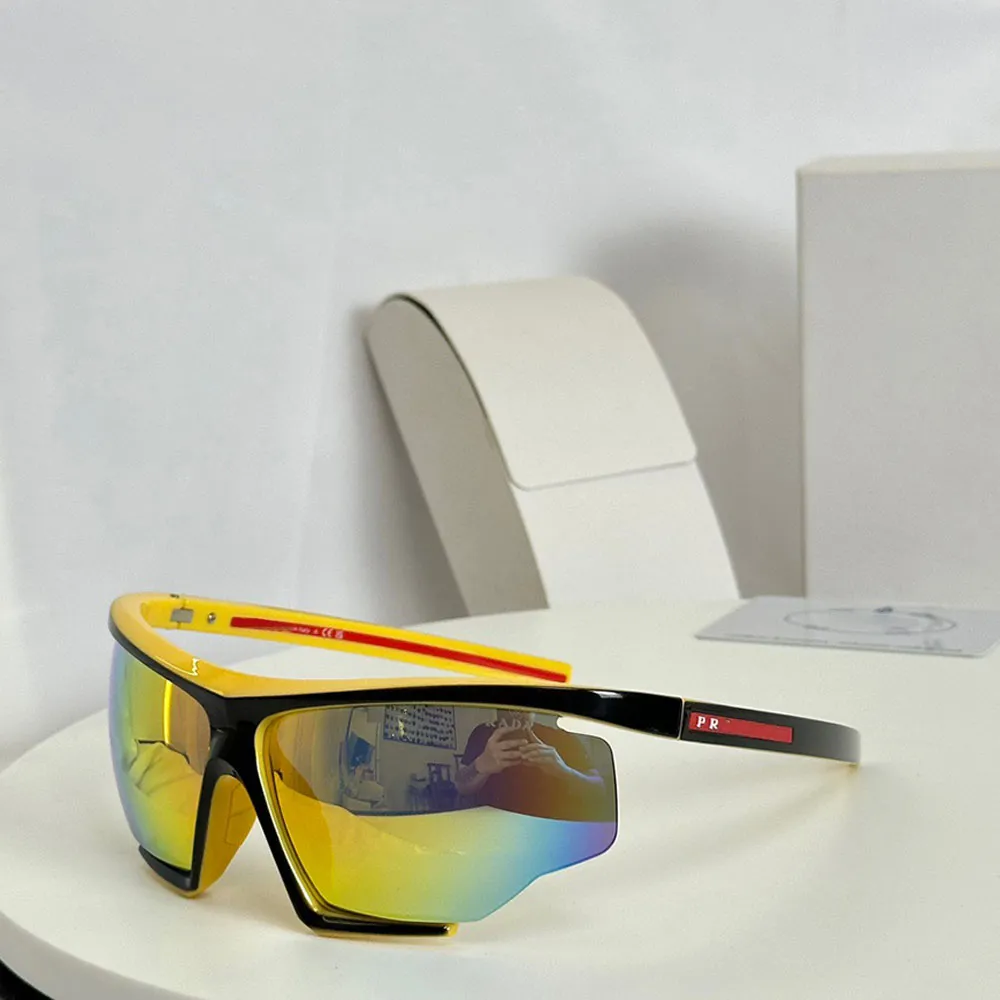 Le devant des lunettes de soleil Linea Rossa Impavid adopte une monture en nylon et caoutchouc noir Protection 100% UVA / UVB Lunettes de soleil de sport pour hommes et femmes