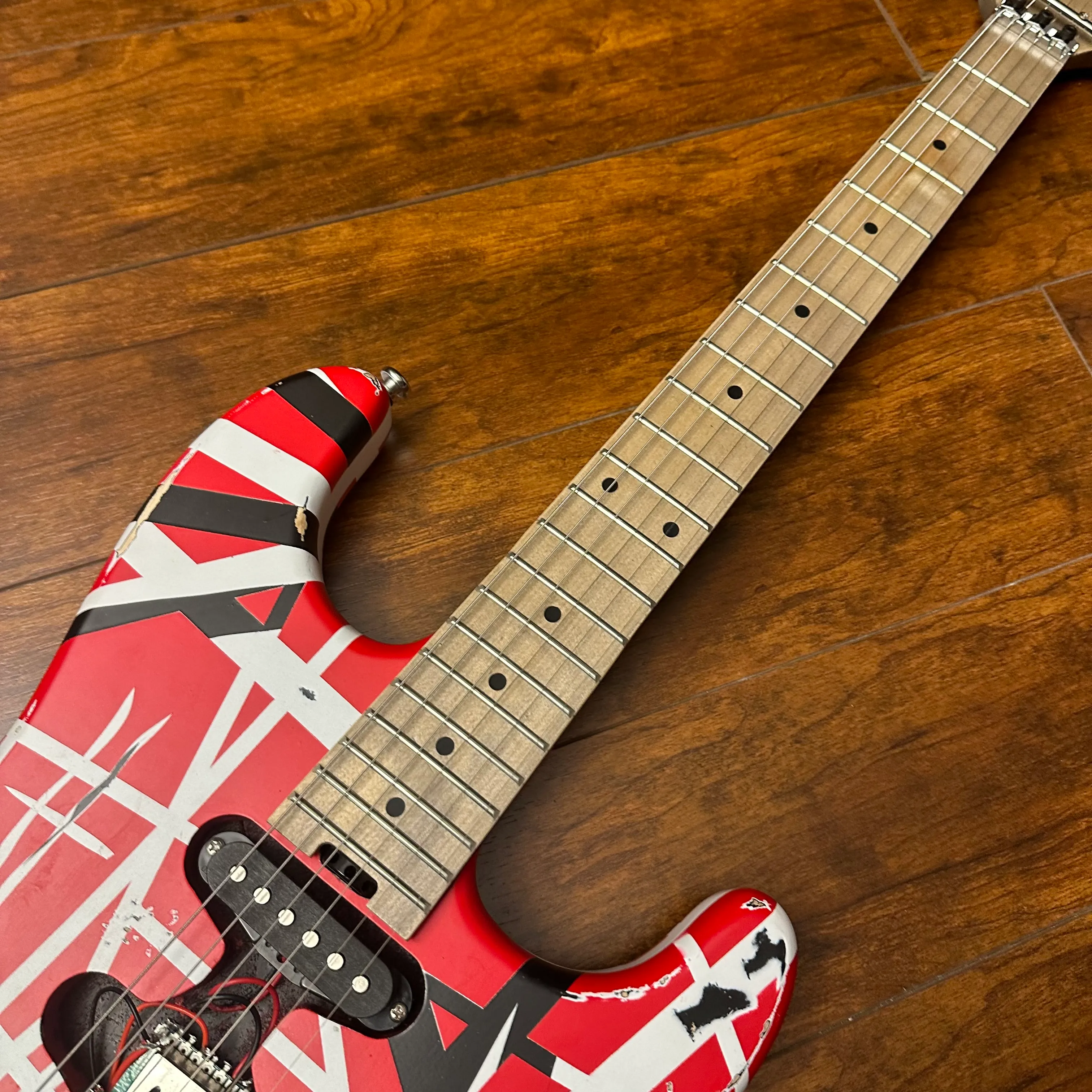Eddie Van Halen Fran-ken Heavy Relic 5150 Guitarra eléctrica Cuerpo rojo decorado con rayas blancas y negras Envío gratis