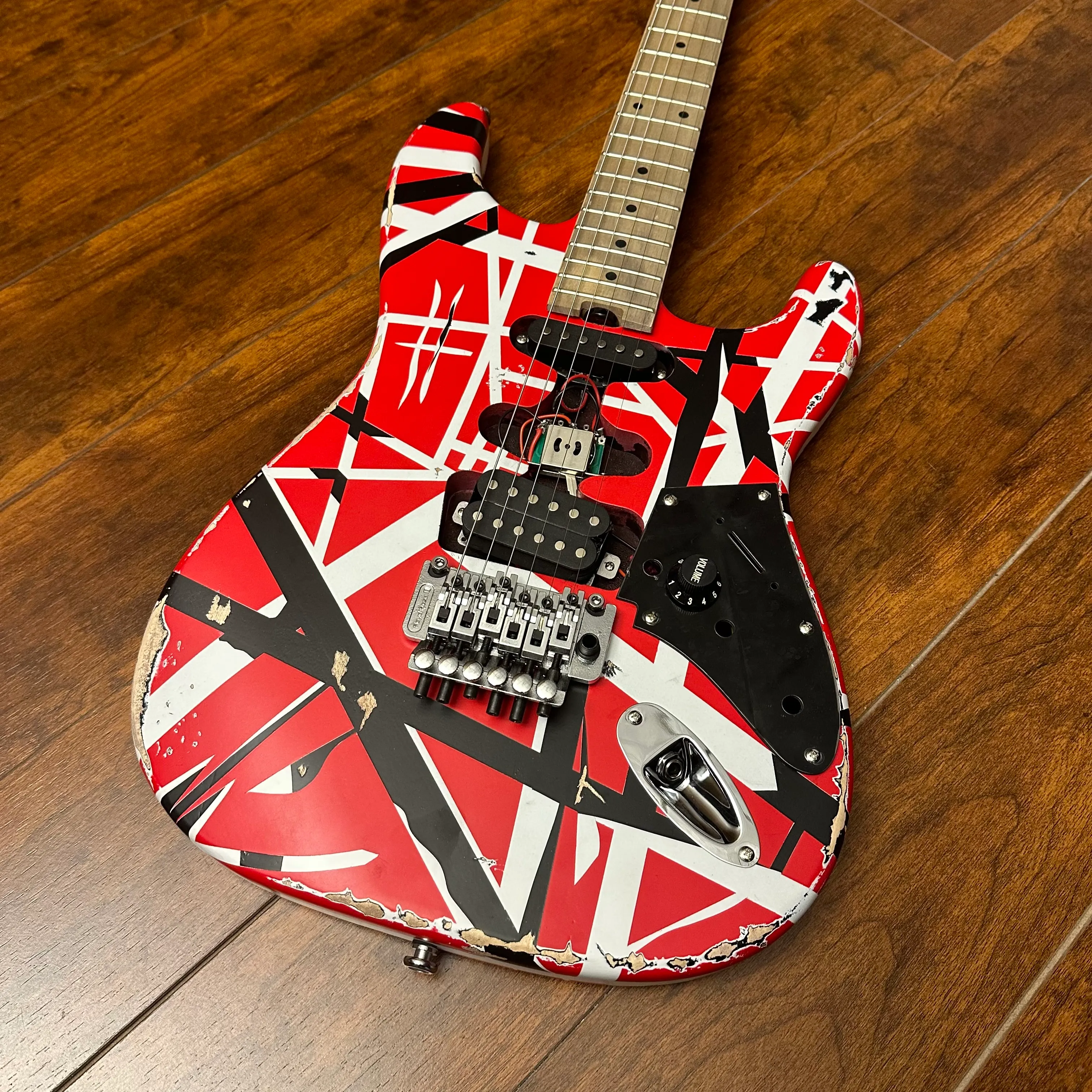 Eddie Van Halen Fran-ken Heavy Relic 5150 Guitarra eléctrica Cuerpo rojo decorado con rayas blancas y negras Envío gratis