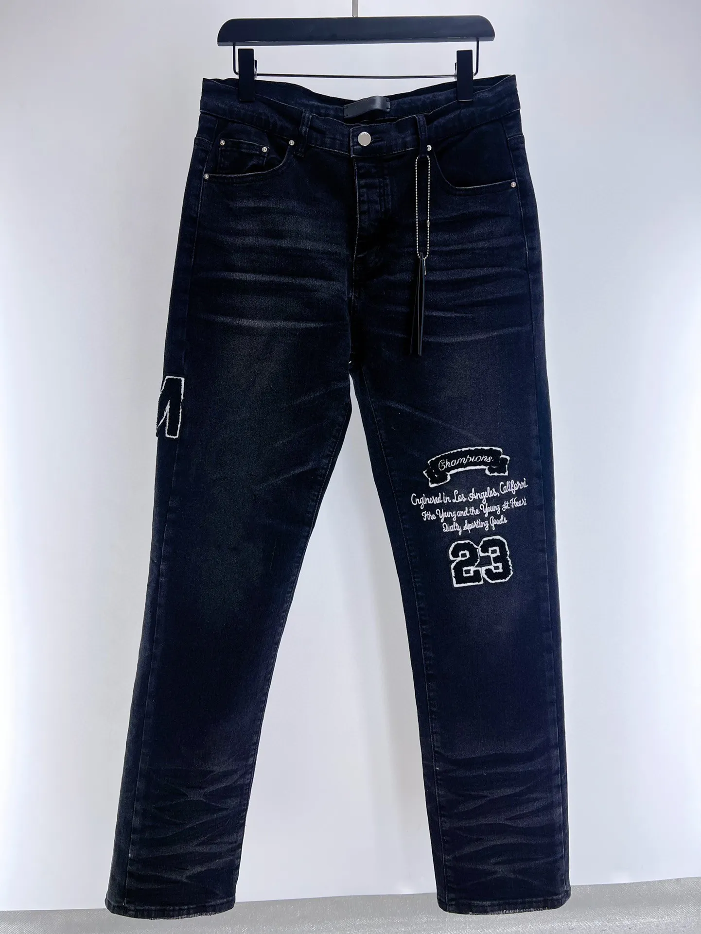 Мужские дизайнерские джинсы Повседневные мужские джинсы JEAN Узкие брюки Уничтожить отверстие для лоскутного одеяла Прямое колено Брюки с надписью AM Ретро Брюки в стиле хип-хоп Street Pant