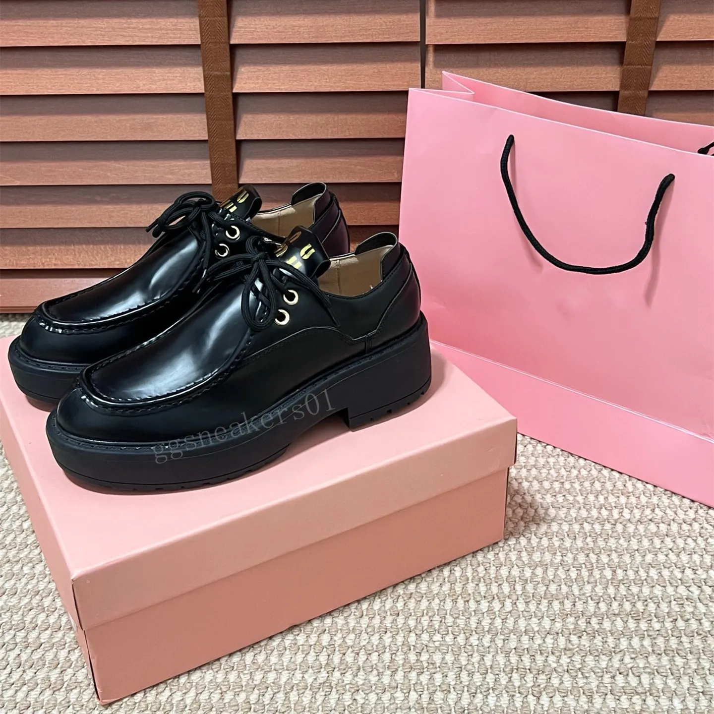 Tasarımcı Loafers Miuis Kadın Tıknaz Topuklu Sabahlar Siyah Beyaz Deri Günlük Elbise Ayakkabı Moda Mat Dantel Up Loafer Trainers Kutusu C0117