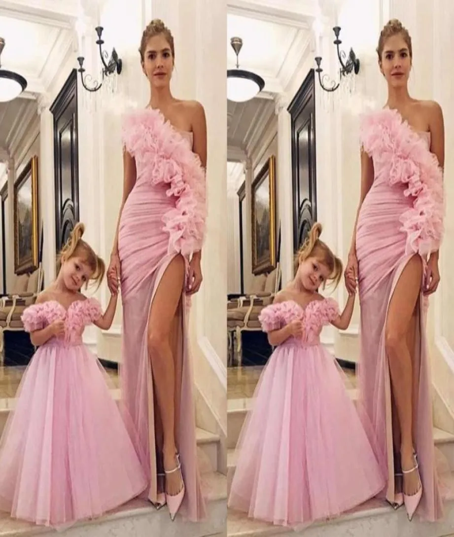 2020 NY Söt mamma och dotter Pink Flower Girl Dresses For Weddings Off Axel Flowers Girls Pageant Dress Prom Kids Communi2254822