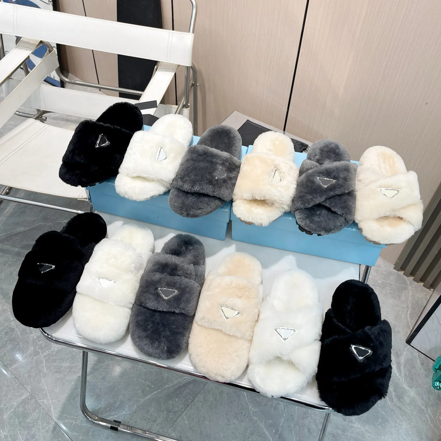 Shearling katırları tasarımcısı lüks kürk terlikleri kadınlar yuvarlak kafa yün terlikleri moda peluş terlikler süet katır shearling slaytlar yün sandalet moda kürk sandalet