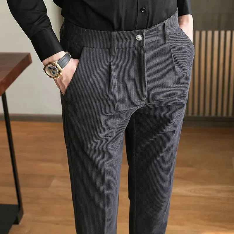 Abbigliamento autunnale Pantaloni da completo slim in velluto a coste di lusso da uomo Design di personalità Pantaloni semplici casual premium in tinta unita 240117