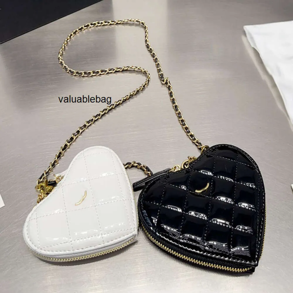 Mini Double Heart Zipper Coin Purse Bag Bag Batent Leather Black White Matelasse Chain جميلة