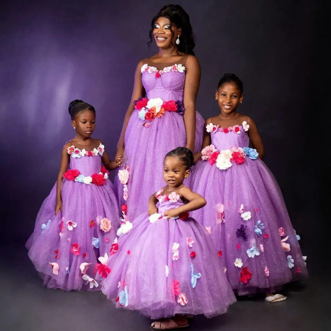 Robes de demoiselle d'honneur violettes, col transparent, fleurs faites à la main, robe de bal princesse, robes de demoiselle d'honneur en tulle à plusieurs niveaux, robe de fête d'anniversaire pour fille et mère CF006