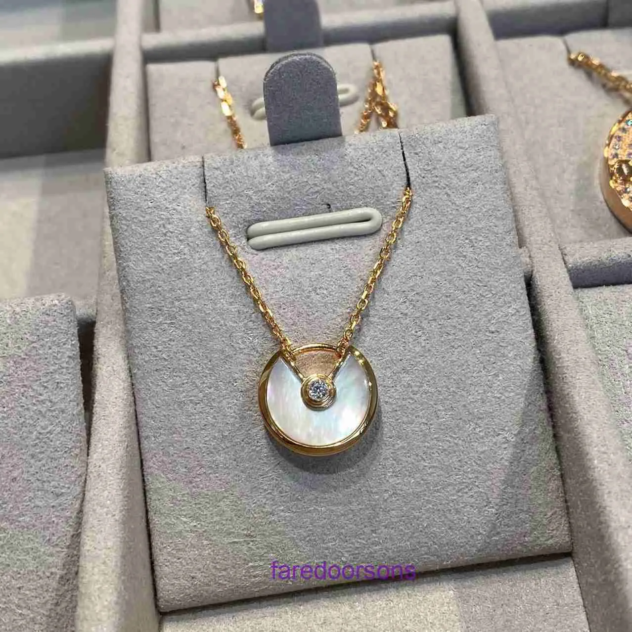 Boutique Carter jewellery and luxury Necklace online store High Quality V Gold Amulet with White Fritillaria Red Agate Thick Plated 18k With Original Box