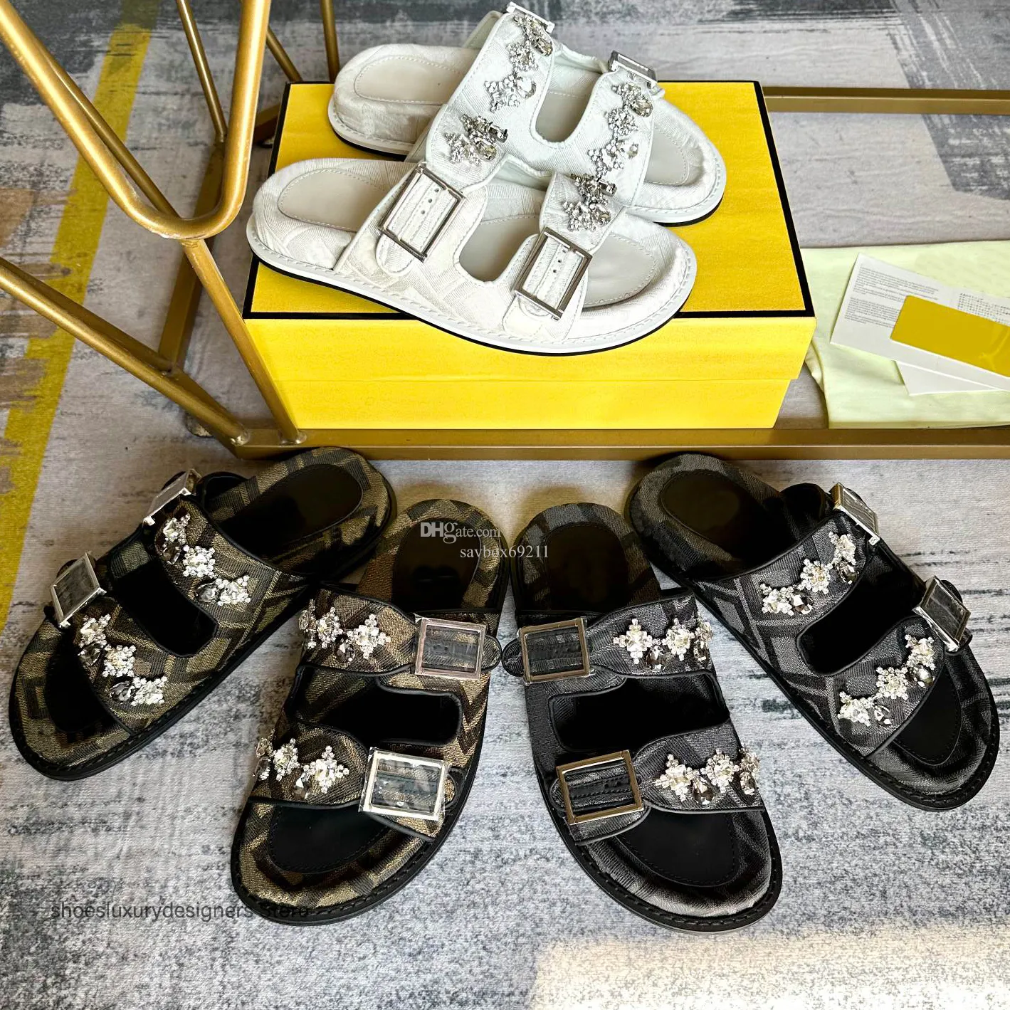 Slip-on ouvert bout rond sandale semelle plate ornée de deux boucles et strass pantoufles de vacances d'été designer de luxe pour femmes pour chaussures d'usine avec boîte