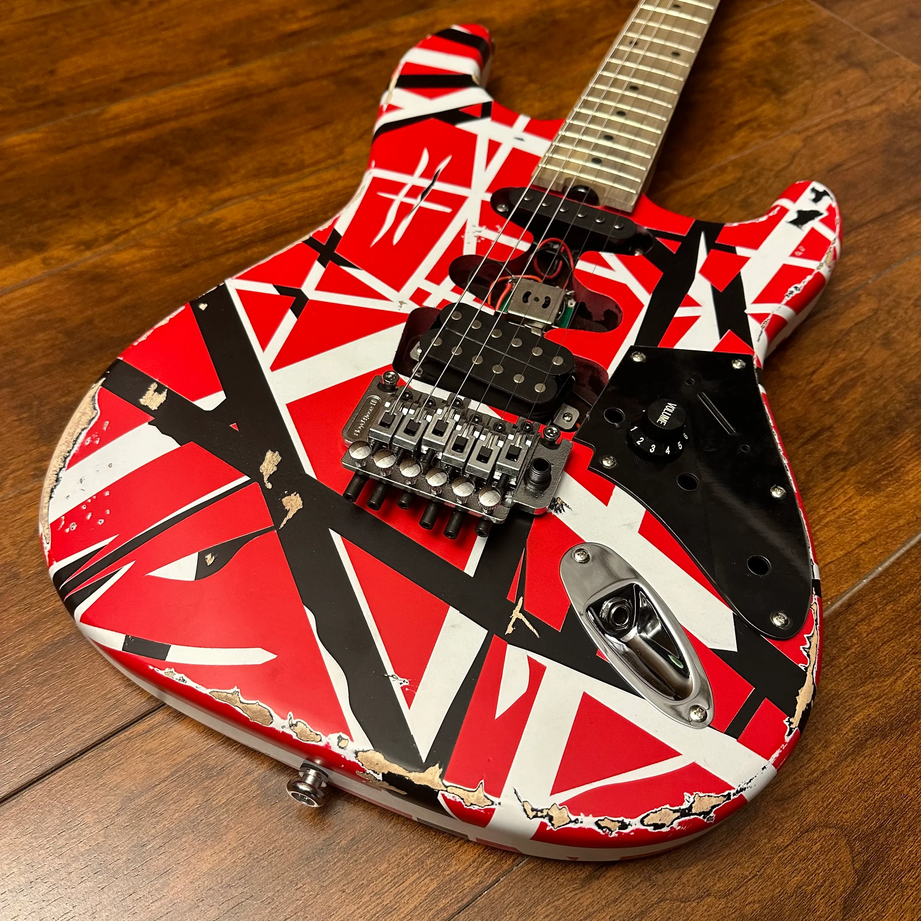 Eddie Van Halen Fran-ken Heavy Relic 5150 Guitarra eléctrica Cuerpo rojo decorado con rayas blancas y negras Envío gratis