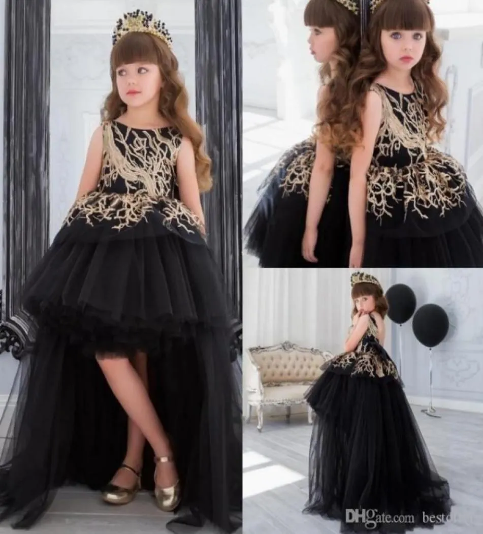 Goldfarbene Pailletten-Blumenmädchen-Festzug-Kleid mit Schleppe, schwarzes Ballkleid, Hi-Lo-Kleid für kleine Mädchen, Kleinkind-Kleid, abgestufte formelle Kleider für Kinder. 9388178