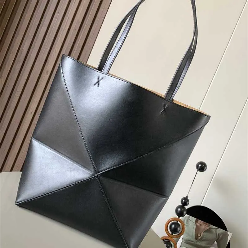 Axelväska modedesigner casual kvinnors tote cowhide mode färg geometri väska vikar väska stor kapacitet shopping väska 240229