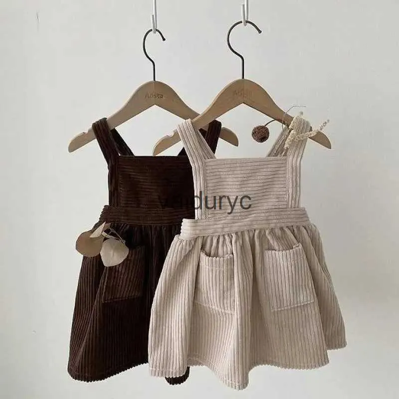 Vestidos de menina 2023 Autumn New Baby Girl Retro Corduroy Dress Fashion Kids Kids Strap Dress Dress Square Collar Dress Dresses Dresses Dresses H240508