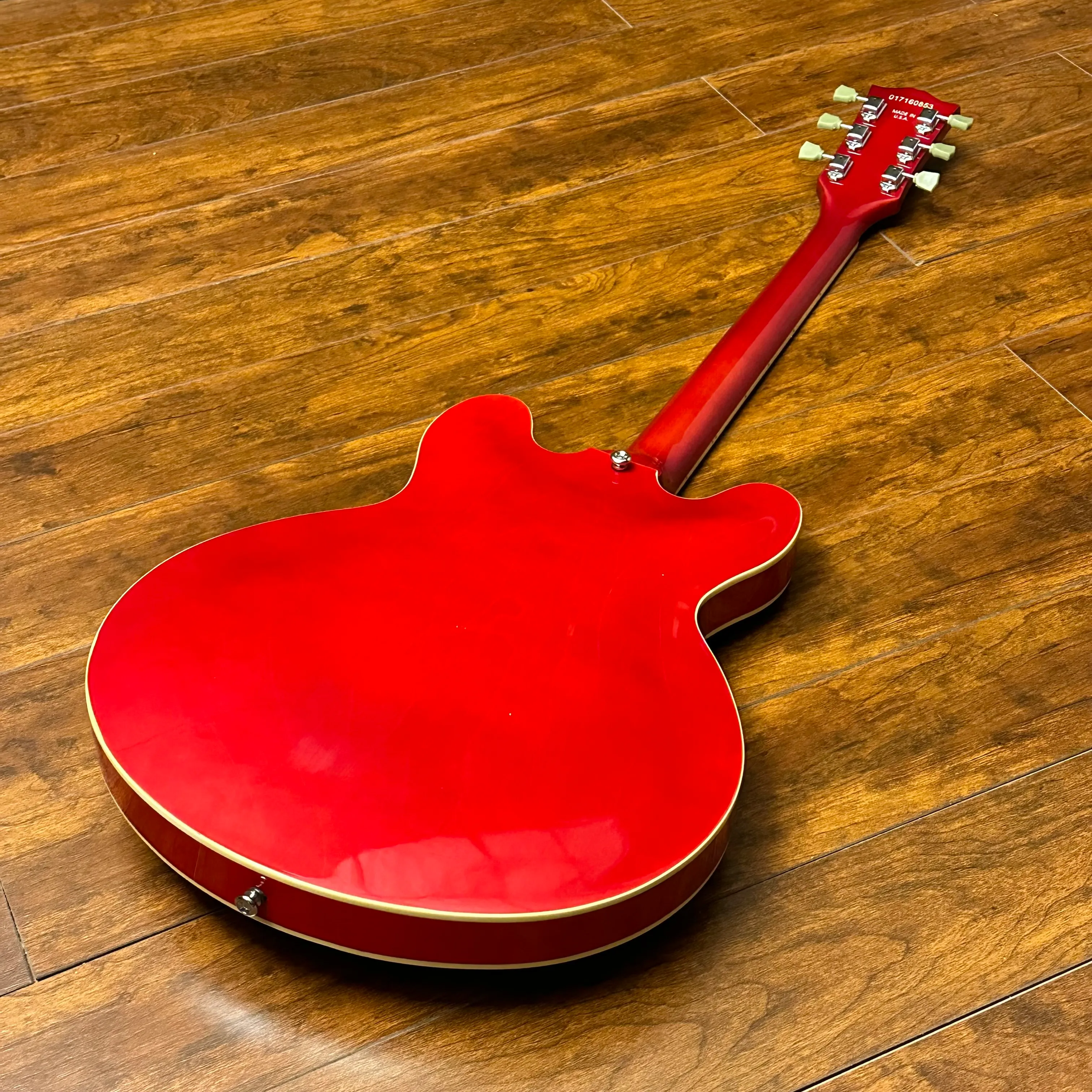 En stock Cuerpo semi hueco rojo 335 Guitarra eléctrica Hardware cromado Pastillas 2H Envío rápido