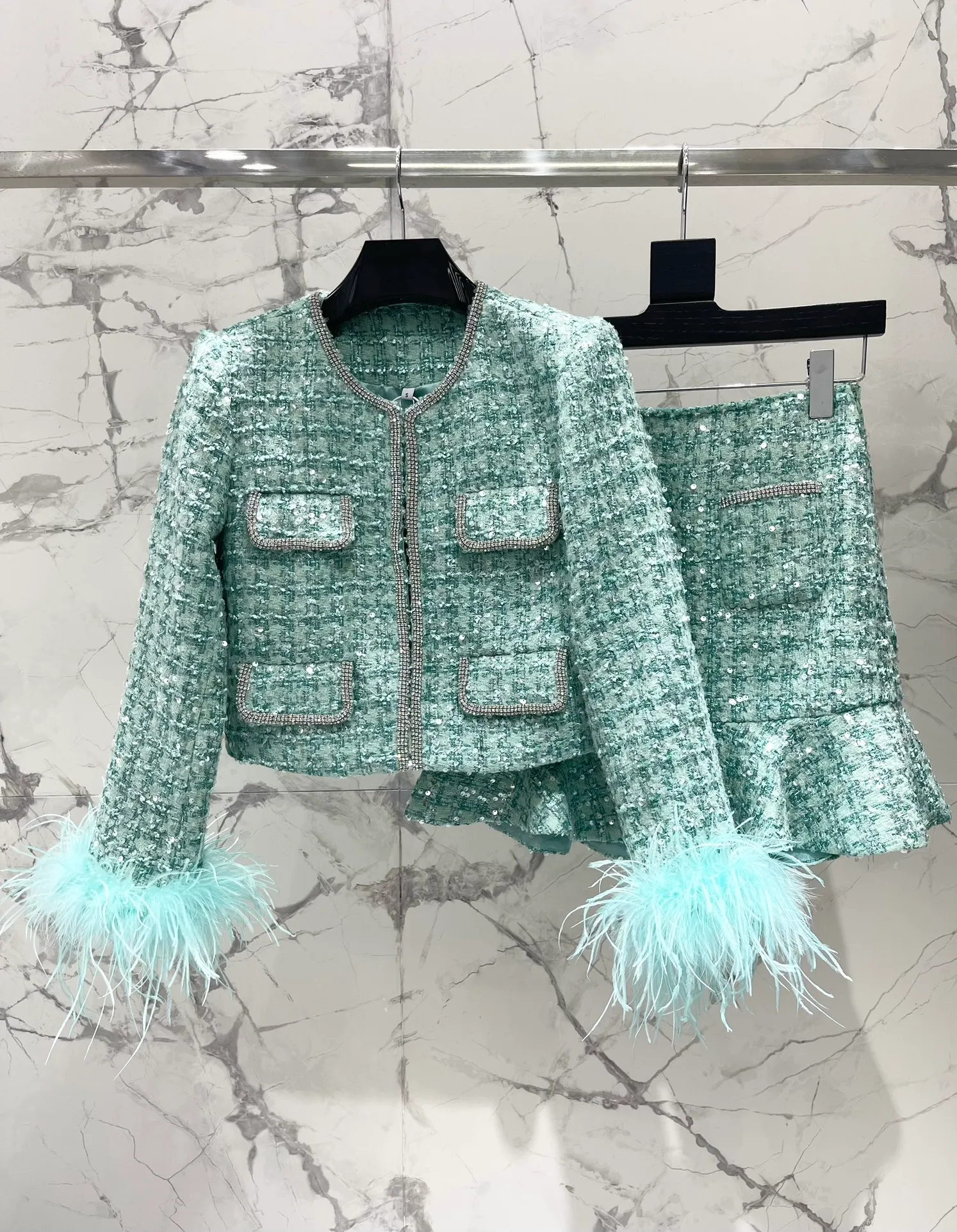 Two Piece Dress European Designer Early Spring Green Sequin Feather Sleeves Small Fragrant Coat Short Skirt Piece Set
