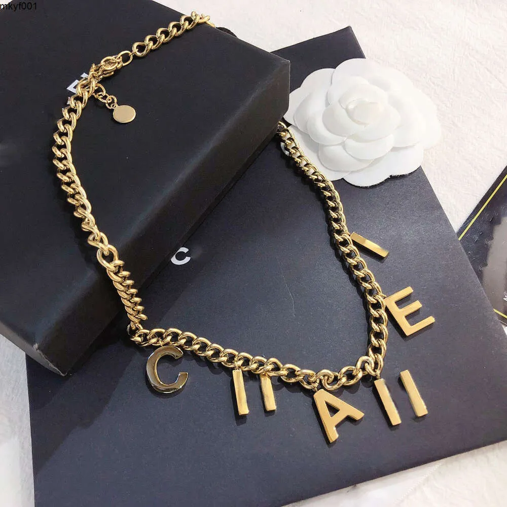 Collane con ciondoli di design di marca di lusso di alta qualità senza sbiadimento Accessori per gioielli a catena con collana girocollo in acciaio inossidabile placcato oro con doppia lettera