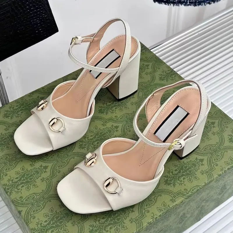 Sommarkvinnor Fashion Sandals Designer Bekväma höga klackar Enkla romerska stilstår Eleganta fast färgkontorskor