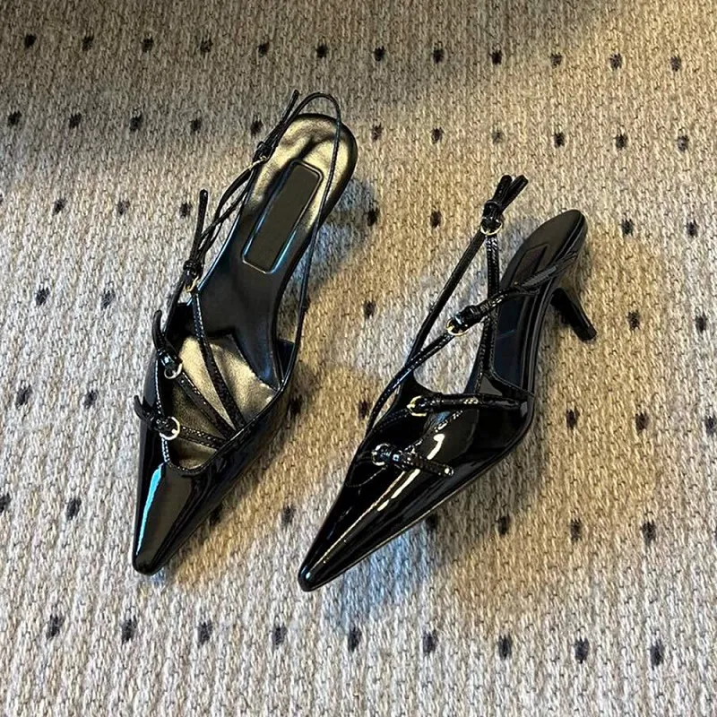 scarpe eleganti firmate Décolleté slingback in pelle verniciata al polpaccio fibbia in metallo impreziosita da 5,5 cm gattino Slingbacks da donna Sandali con tacco alto a punta di lusso
