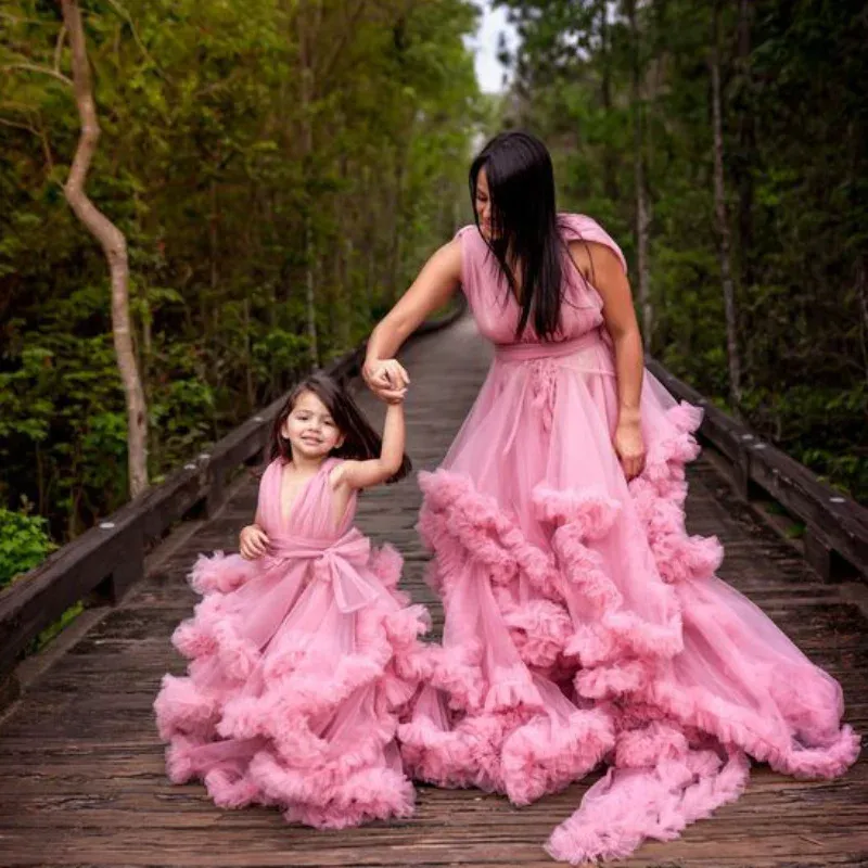 Puffy Pink Mother And Daughter Matching Dresses For Family Look V Neck Ruffles Layered Photo Shoot Mom And Me Evening Outfits