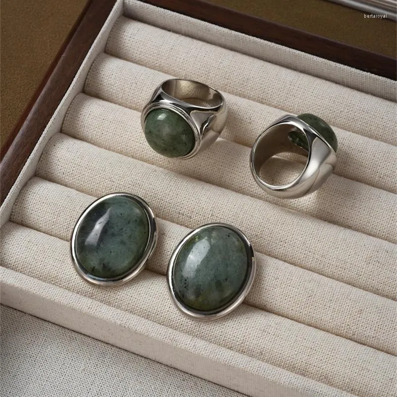 Ohrhänger aus grüner, ovaler Dongling-Jade für Frauen mit leichtem Luxus und kleinem Publikum. Design: Hochwertiger Juwelenring