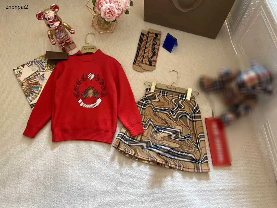 Luxuriöse Baby-Trainingsanzüge, Kinderanzüge, Größe 100–140, roter gestrickter Rundhalspullover und karierter Faltenrock für Mädchen, 20. Januar