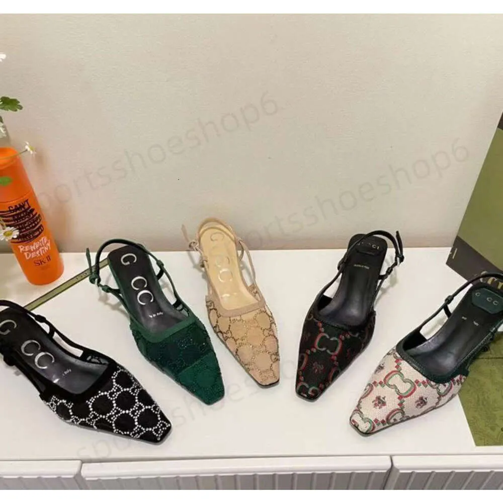 Sandalen, flach geschnittene Schnürschuhe, Slingback-Designer-Sandalen, mittelhoher Absatz, schwarzes Netzgewebe mit glitzernden Kristallen, bedruckte Schuhe, Sommer-Slipper aus Gummi und Leder mit Knöchelriemen