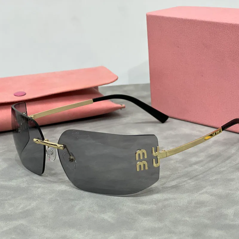 Designers pour femmes Tendance et exquise Lettre populaire Lunettes de soleil Lunettes sans cadre Mode Lunettes de soleil en métal Boîte-cadeau fournie