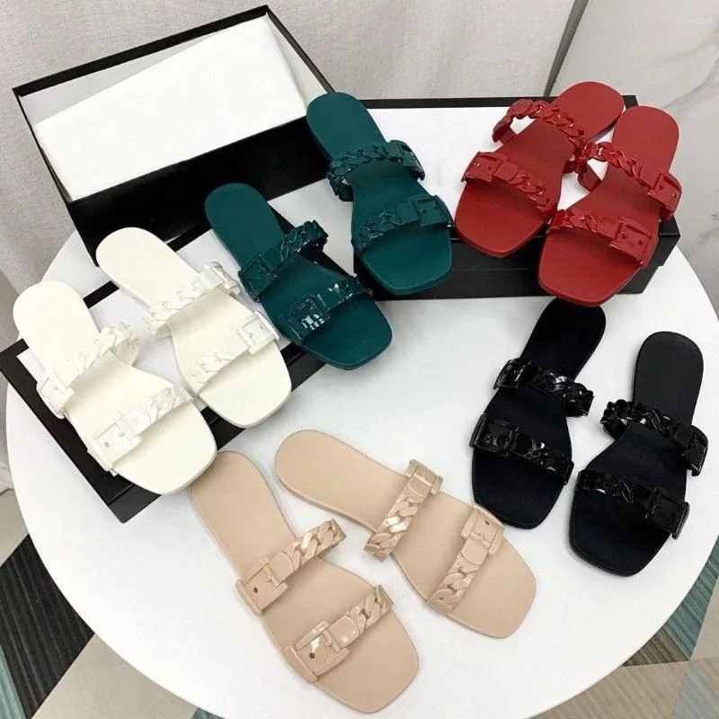 슬리퍼 2024 여자 슬리퍼 패션 레이디 샌들 해변 판매 웰 플랫폼 알파벳 체인 고무 여성 슬라이드 플랫 신발
