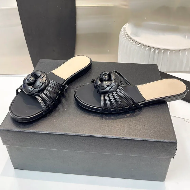 Dames platte hakken pantoffels Designer Camellia bloem sandalen Klassieke dia's Klassieke muilezels Zilver Gouden Zwarte slippers Outdoor strandschoen