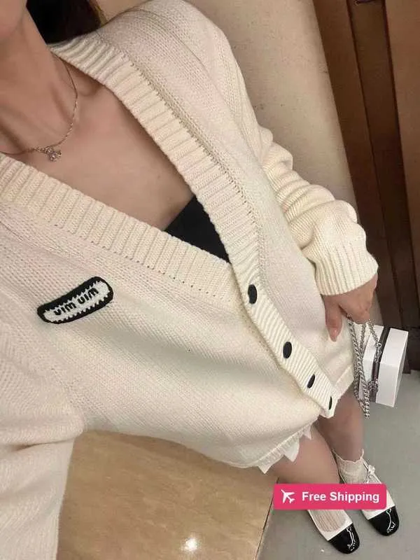 Designer kvinnors tröjor Miu Home 23 Autumnwinter New Academy Style V-ringad stickad tröja Cardigan tröja Casual Long Sleid Sticked Jacka for Women 44oc