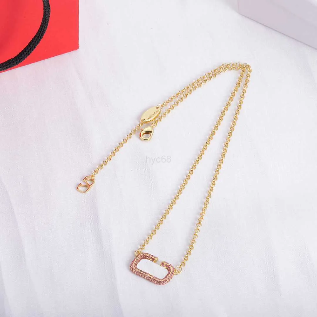 Chaînes Collier en or de luxe pour femme Chaîne plaquée or avec cristal strass v Pendentif colliers de créateurs Femmes Bijoux De Mariage Accessoires En Gros