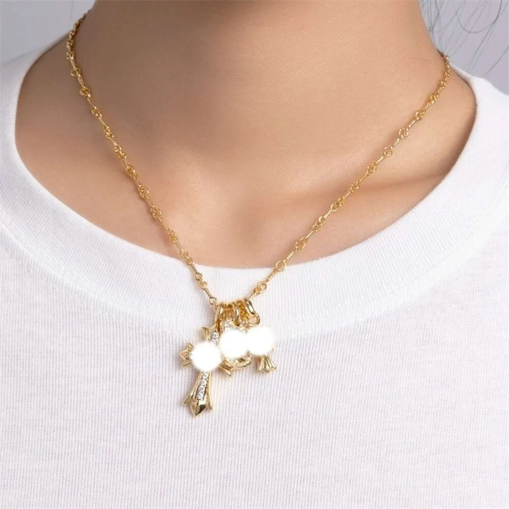 2024 Designer Marca Cross Ch Colar para Mulheres Luxo Cromos Outono Suéter Cadeia Pequena Alta Doce Moda Coração Homens Clássico Jóias Pingente Neckchain Iife