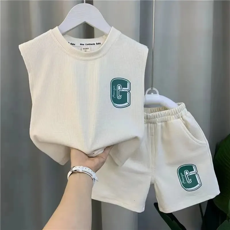 2pc garçon vêtements ensemble été mode soie lettre imprimer garçons ensembles enfants hauts sans manche shorts amples tenue ensemble sweats à capuche et pantalons 240117