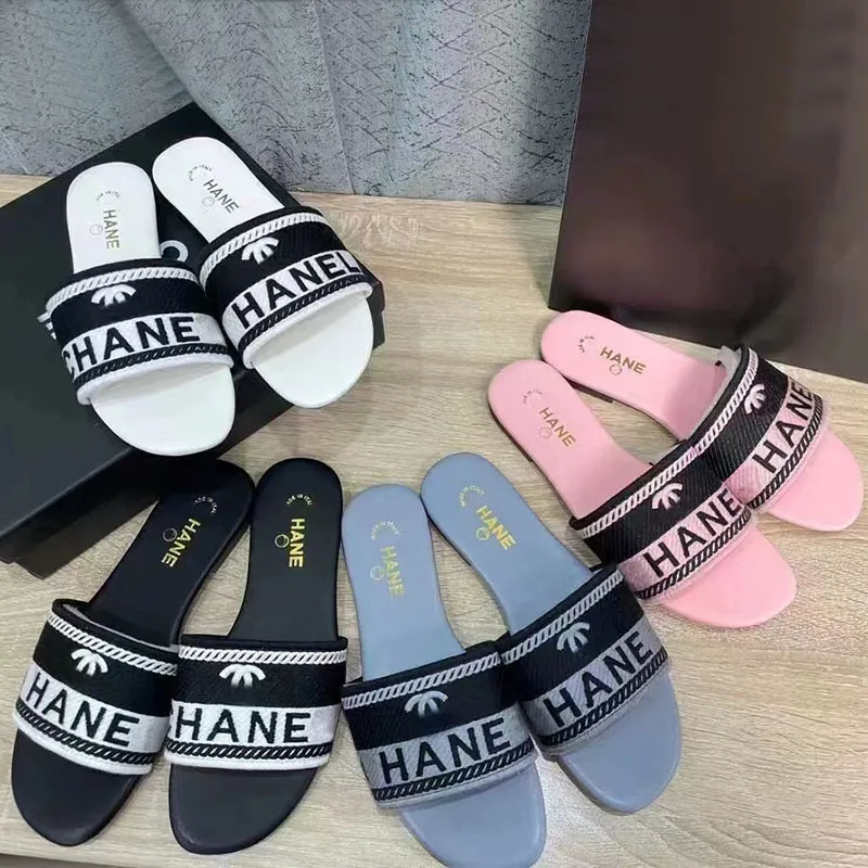 Paar Designer-Slides für Damen, bestickte Stoff-Sandalen, Sommer-Strandspaziergang-Hausschuhe, modische flache Hausschuhe mit niedrigem Absatz