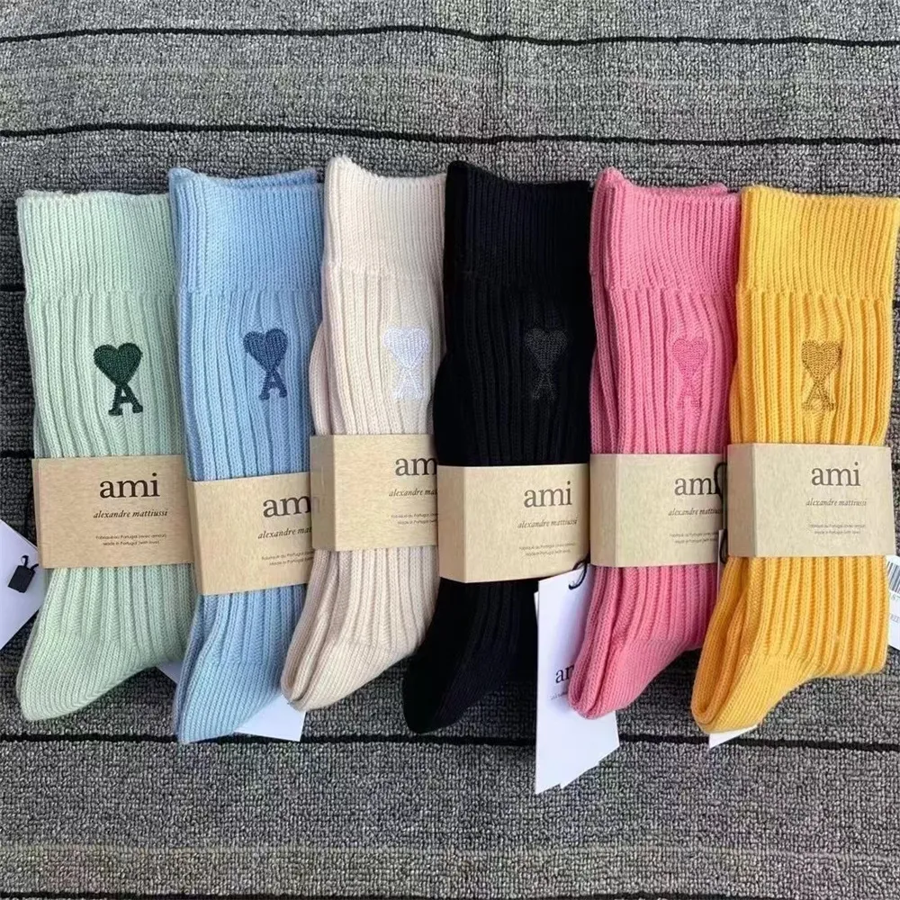 Vente en gros lettre d'amour broderie aiguille épaisse épaissie Couple sport chaussettes à la mode pour hommes et femmes chaussettes longues empilées pur coton couleur bonbon d'hiver chaussettes à la mode z1