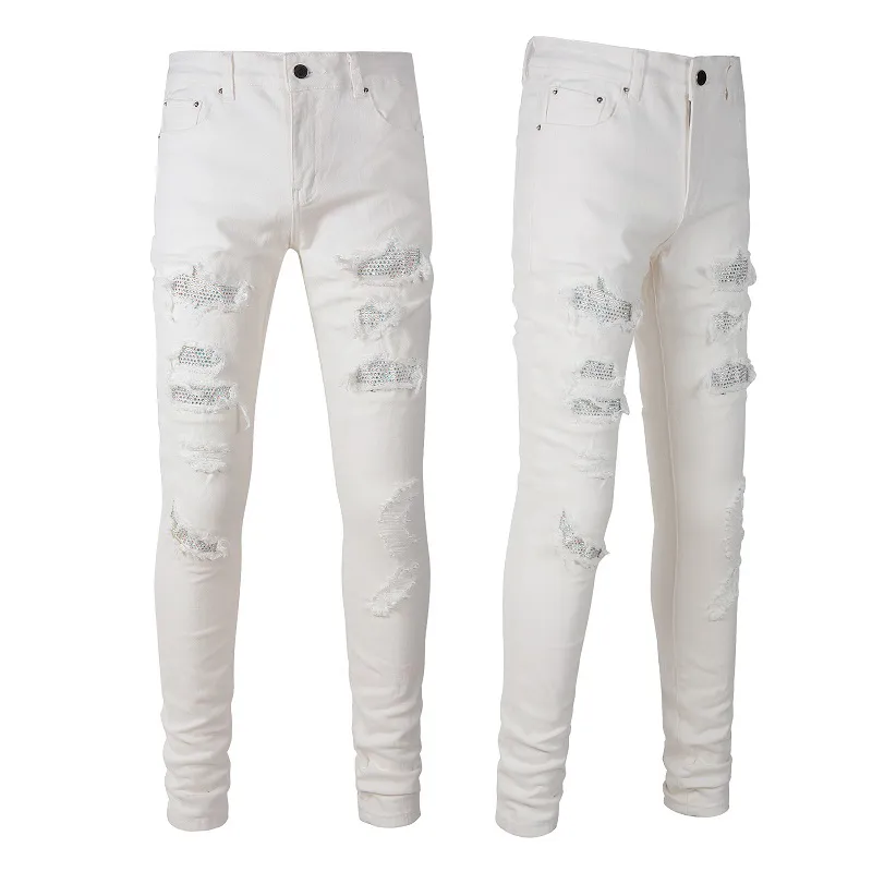 Jeans masculino slim fit branco com detalhe de patch de cristal lavagem desgastada