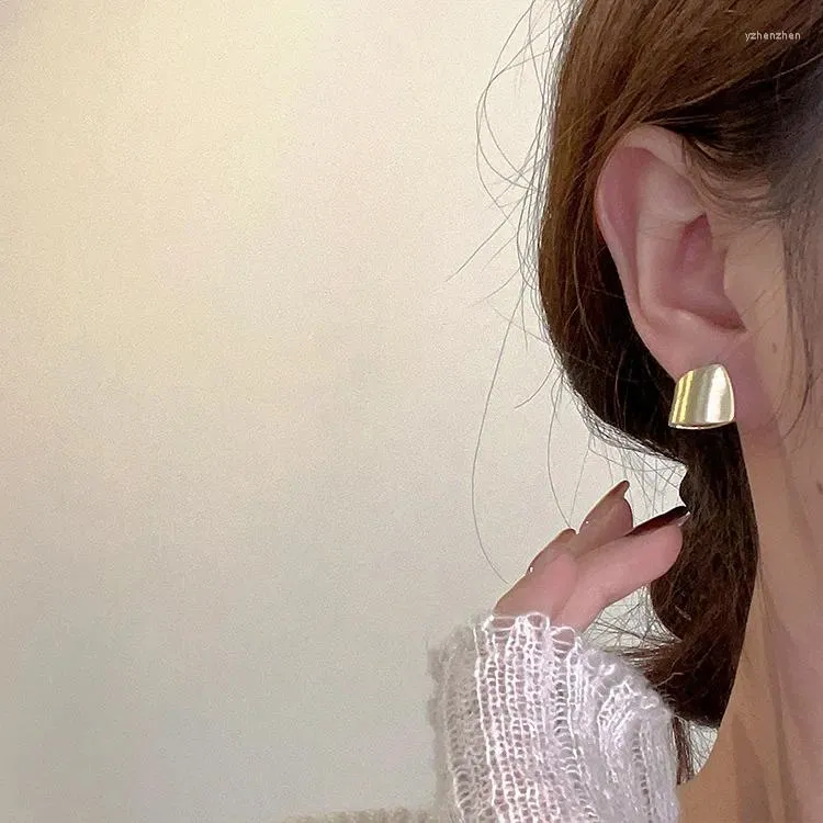 Boucles d'oreilles en métal mat, carrée irrégulière, une paire percée pour femmes, breloques coréennes et japonaises, bijoux d'oreille de qualité, cadeau 2024