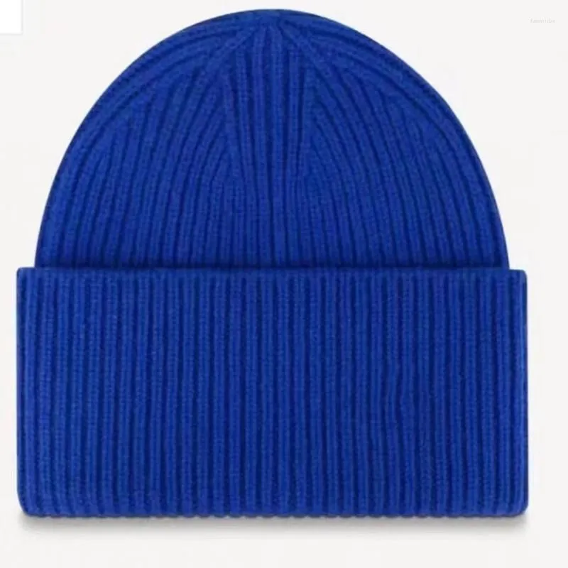 ベレー帽は男性と女性のための冬のウールの糸を生産しました屋外ショッピングニット暖かいドームの帽子