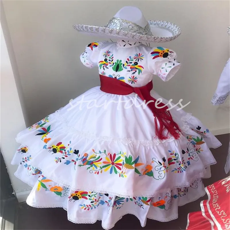 Princesa Charro Mexican Flower Girls Vestidos 2024 O Neck Manga Curta Bordado Colorido Crianças Pageant Vestido de Noiva Caramuza Vestido de Criança com Faixa Vermelha Luxo