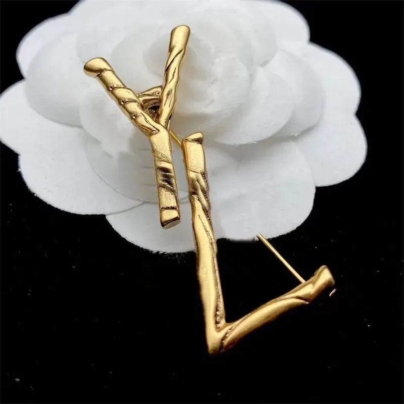 Classical brasses brooches designer letter retro gift gold color pins women fashion broche large beads female clothes suit alloy brooch for hats classics ZB042 F23