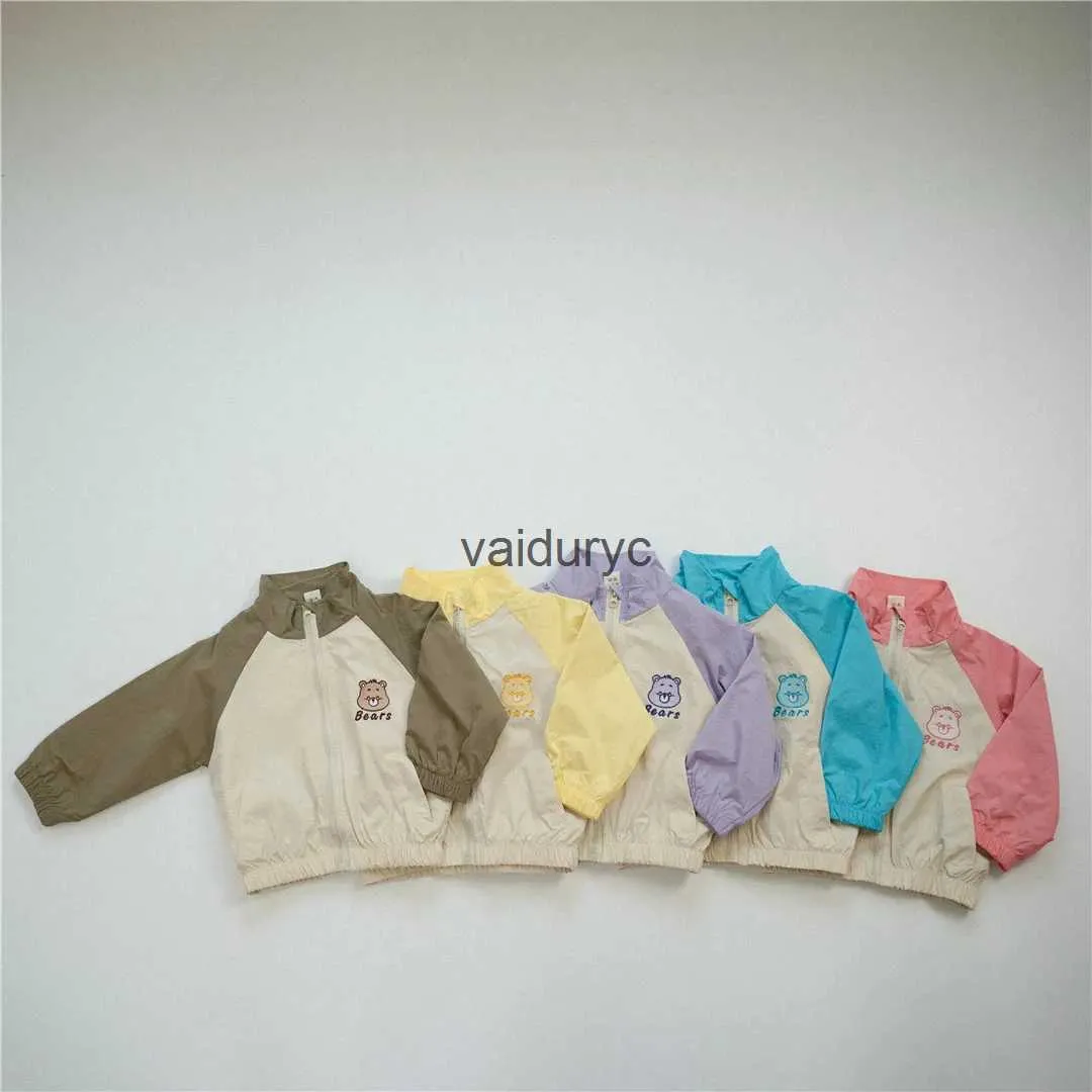 Vestes 2024 Spring Nouveau bébé à manches longues à manches à manche à glissière solide Ldren Patchwork Mabet Fille Fille mignonne Broderie ours Cardigan Vêtements H240508